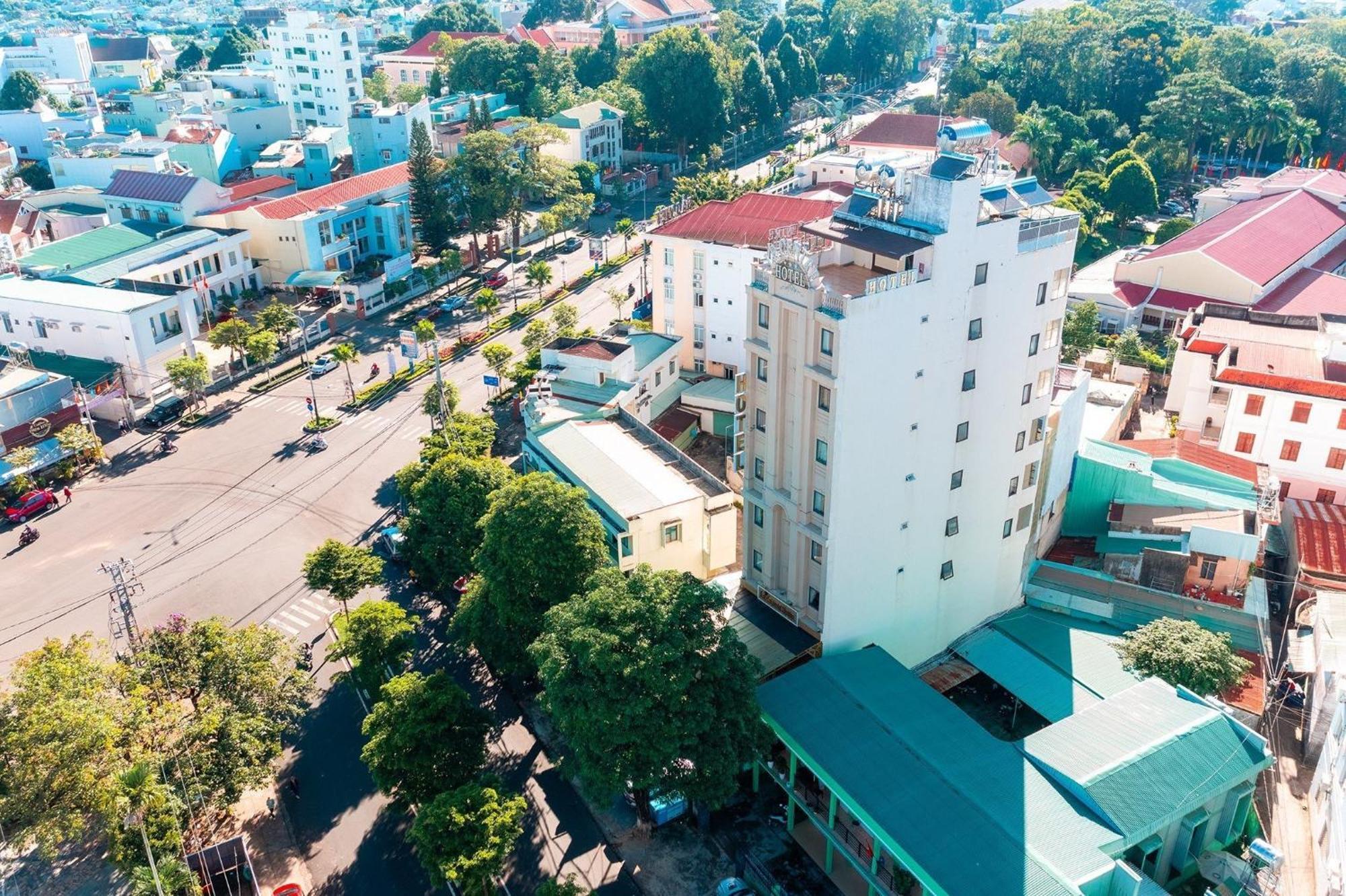 Le Center Hotel Pleiku Extérieur photo